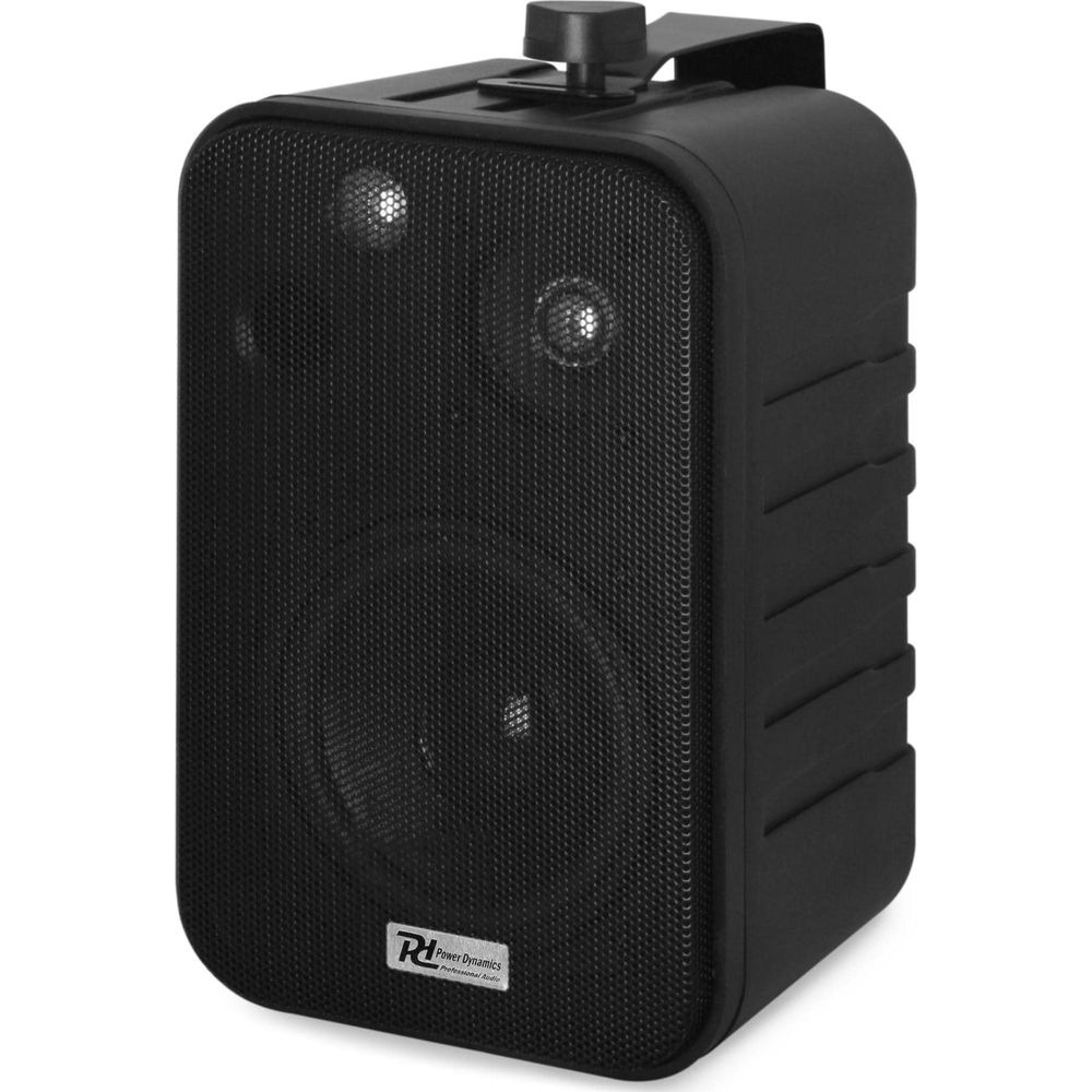 Altavoz negro con rejilla negra y logo plateado. Soporte de montaje arriba.