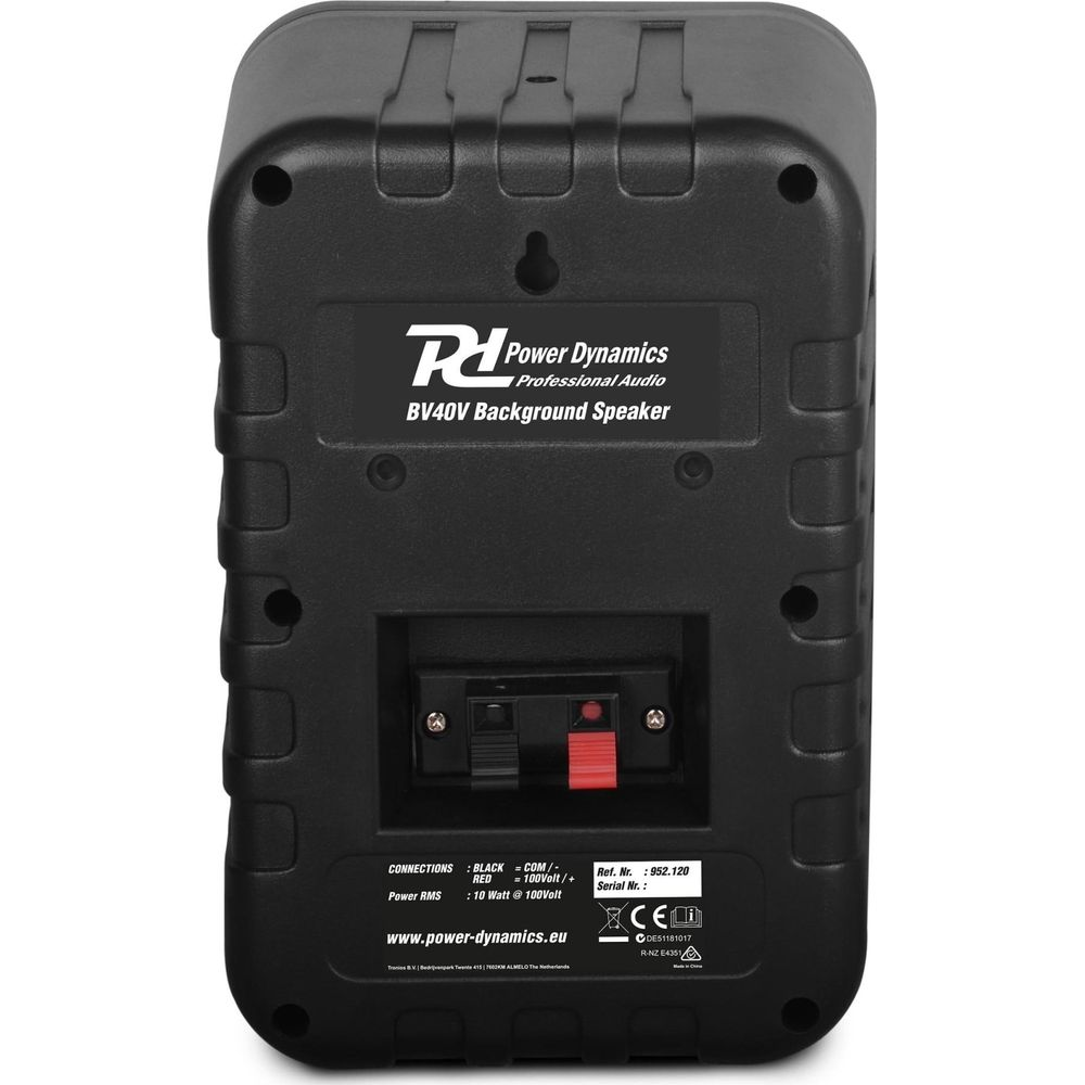 Parte trasera de un altavoz de fondo BV40V negro Power Dynamics con conexiones e información.