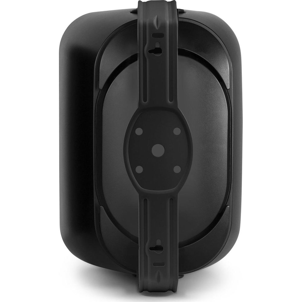 Altavoz negro con soporte de montaje sobre fondo blanco.