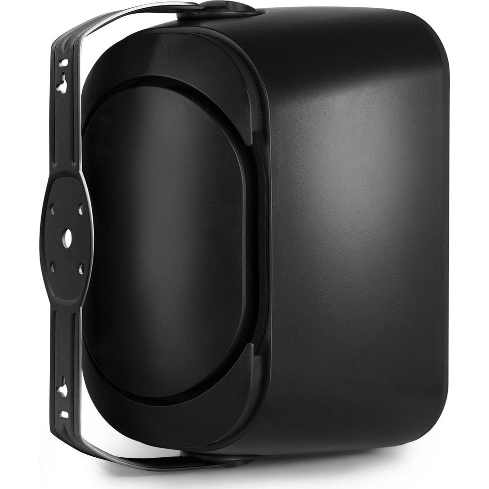 Altavoz negro con soporte metálico sobre fondo blanco.