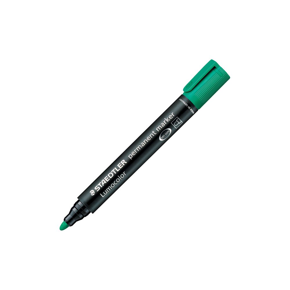 Ein grüner Staedtler Permanentmarker Lumocolor mit Kappe.