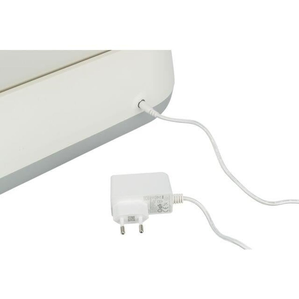 Ein weißes Netzteil ist mit einem weißen Kabel an ein weißes Gerät angeschlossen.