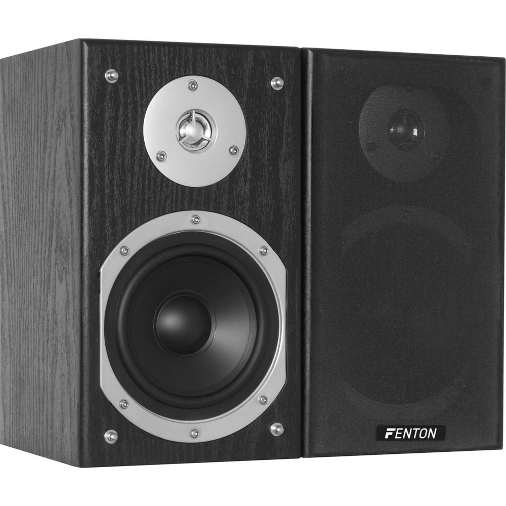 Dos altavoces negros con detalles plateados en el panel frontal.