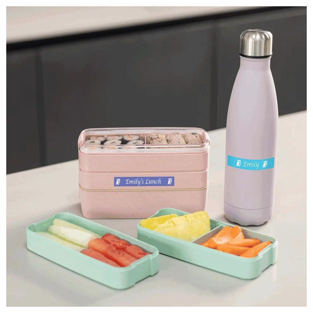 Różowy stos pudełek bento z sushi i obok dwa pojemniki z owocami i warzywami.