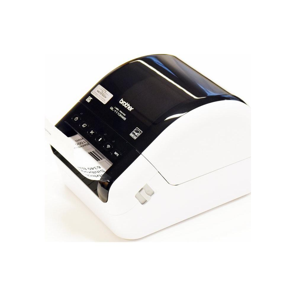 Biało-czarna drukarka etykiet Brother QL-1110NWB z częściowo wydrukowaną etykietą.