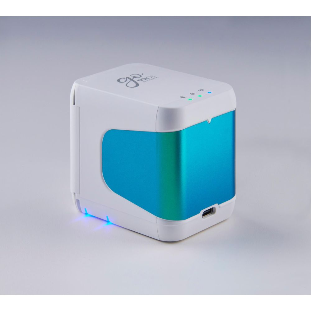 Una stampante bianca e blu con luci blu luminose in basso.