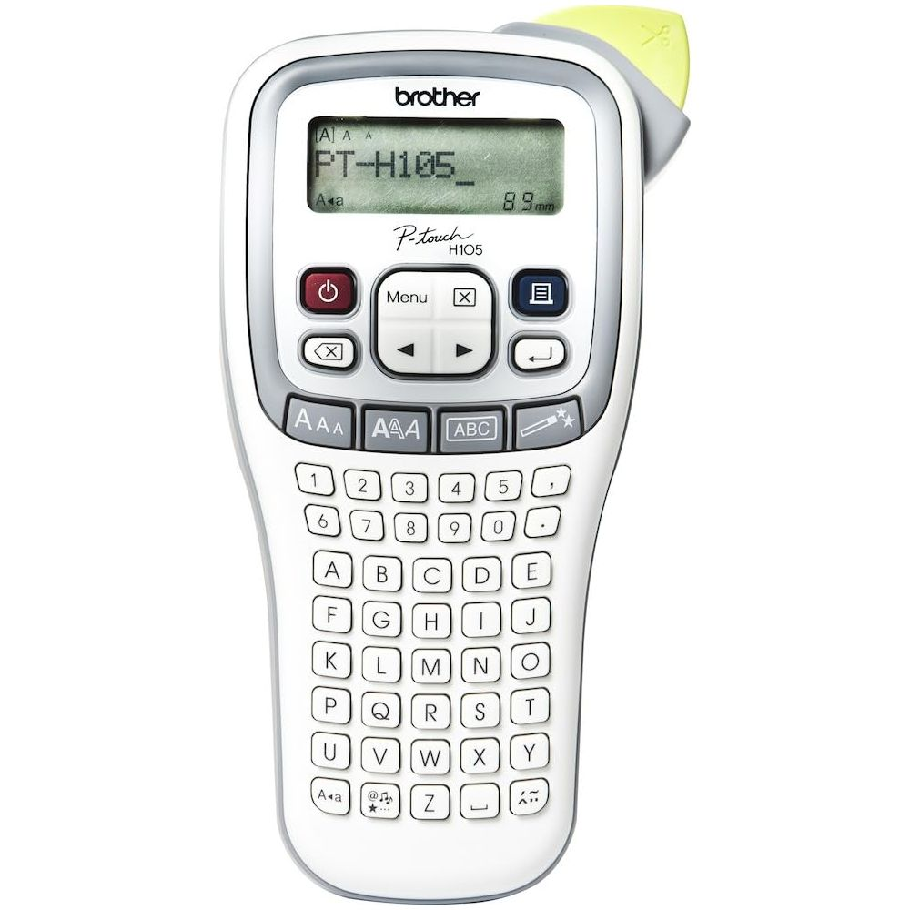 Una etichettatrice Brother PT-H105 bianca con tastiera e schermo LCD.