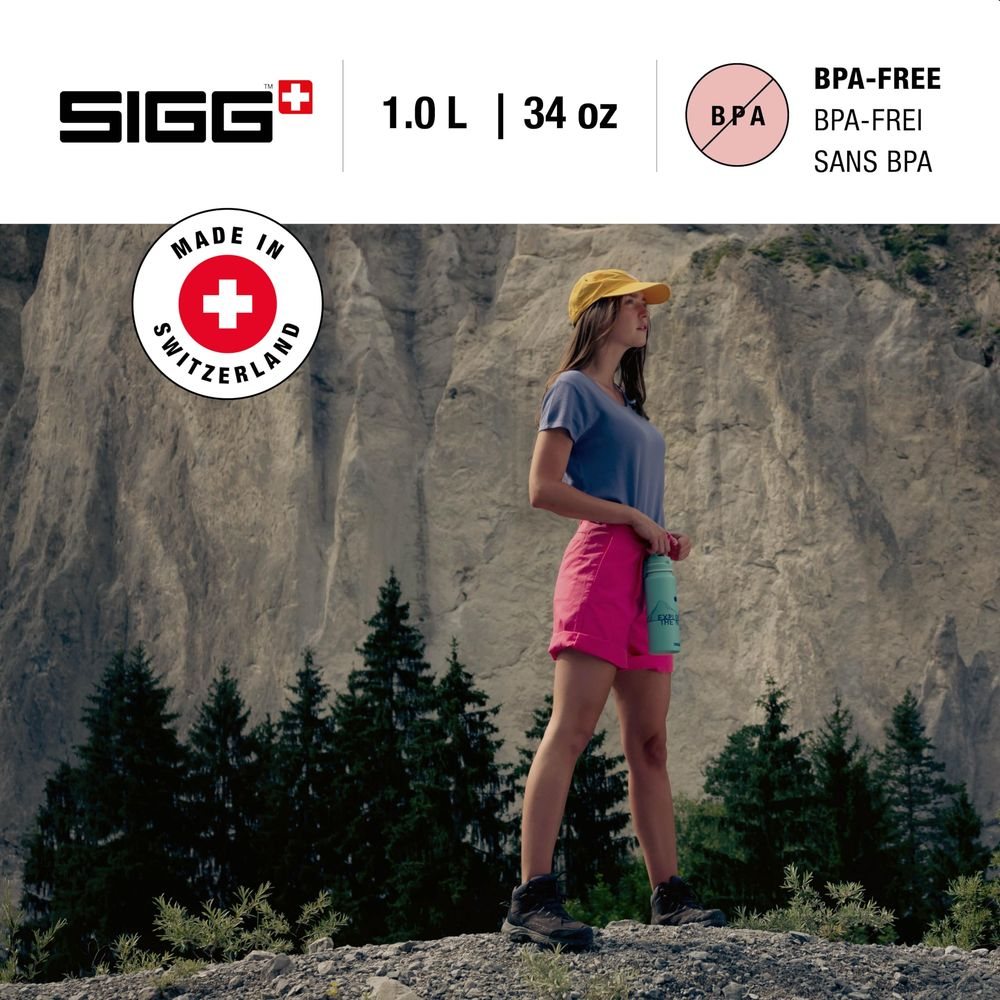 Frau mit türkisfarbener Trinkflasche vor Felsen und Bäumen. SIGG-Logo oben links.