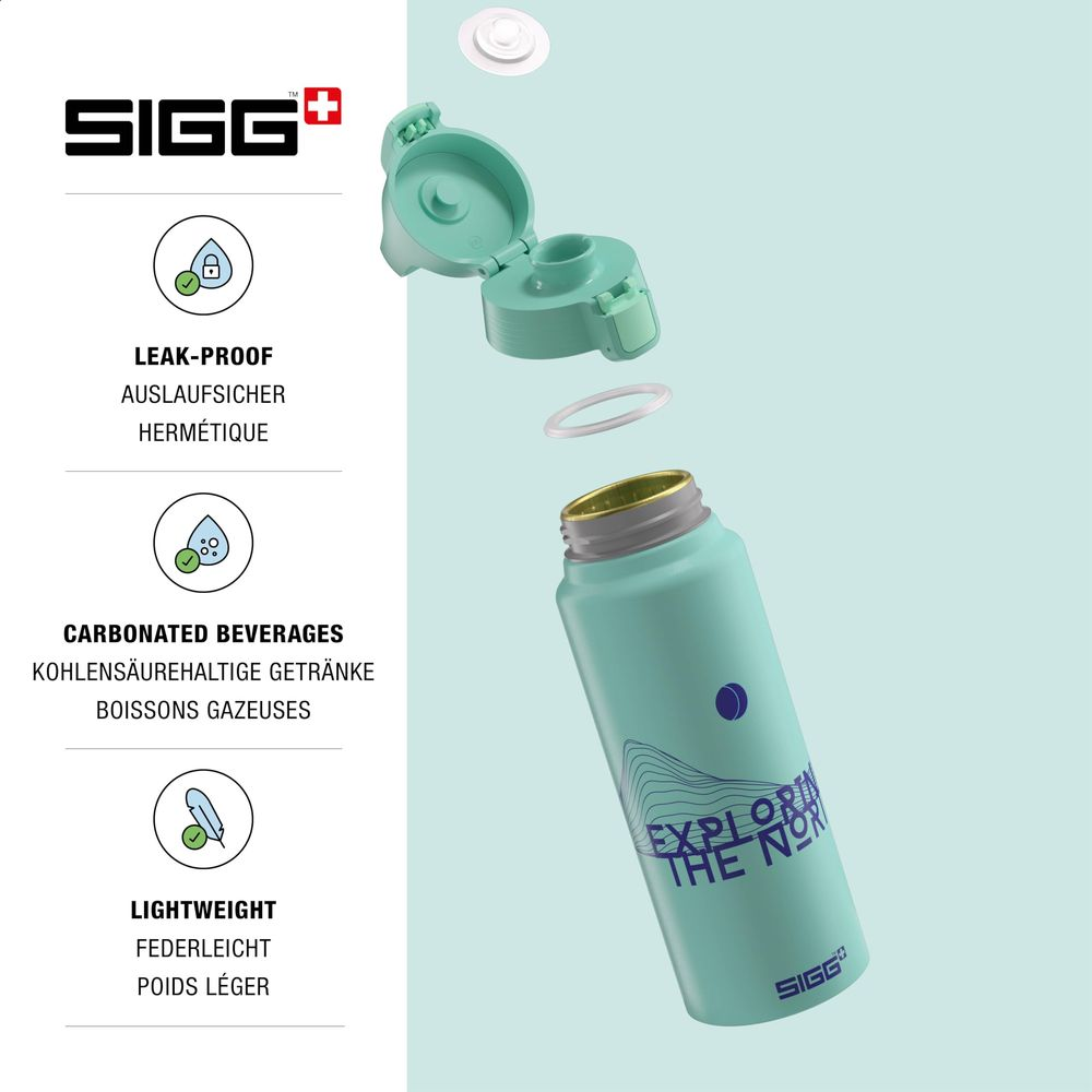 Eine hellgrüne SIGG-Flasche mit offenem Deckel, zerlegt in ihre Einzelteile.