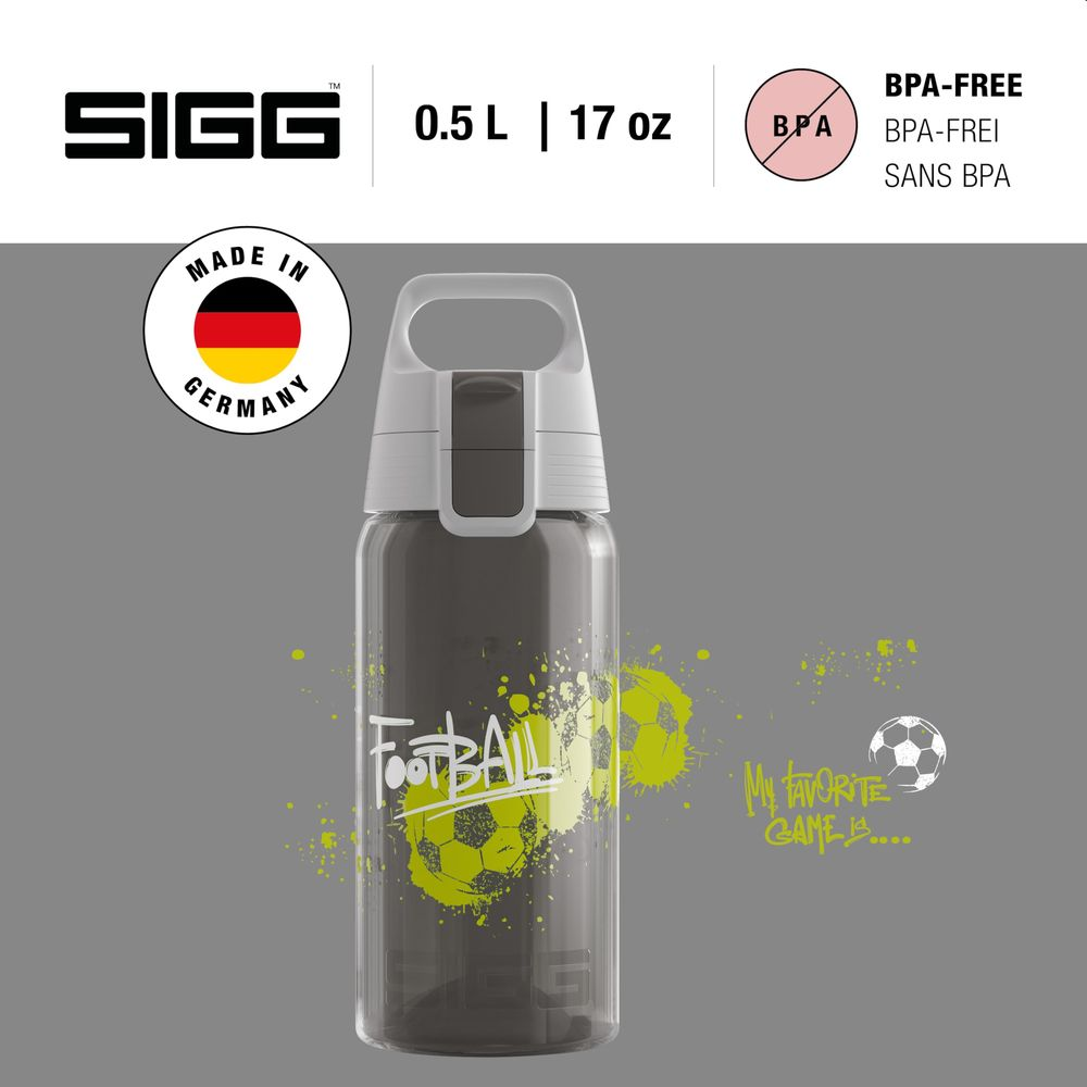 Graue Trinkflasche mit weißem Deckel, Fußballmotiv und "Made in Germany"-Siegel.
