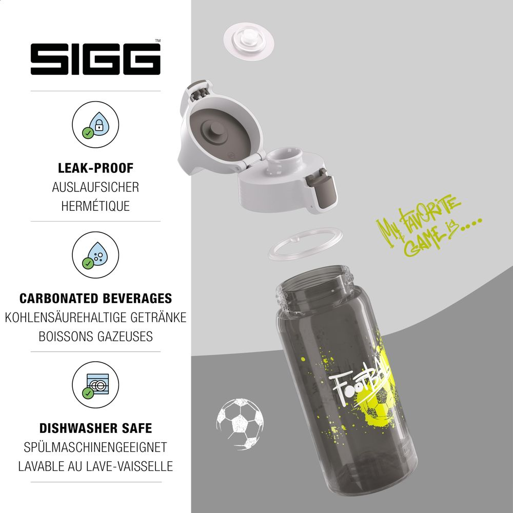 Graue SIGG-Trinkflasche mit Fußballmotiv, zerlegter Deckel und Merkmale.