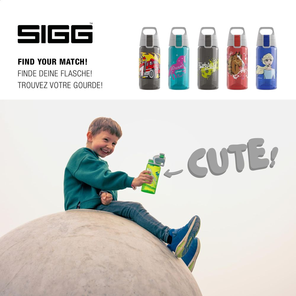 Ein Junge sitzt auf einer Kugel und hält eine grüne Wasserflasche.