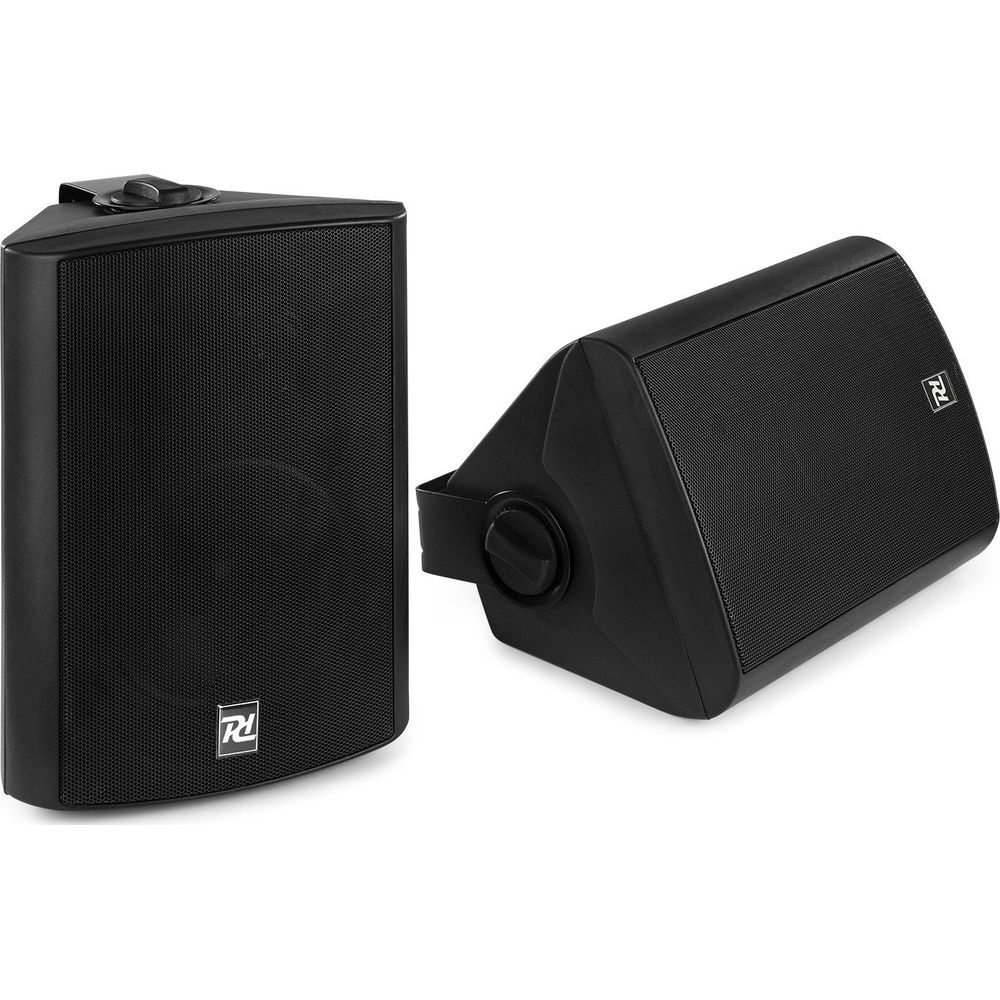 Dos altavoces negros con rejilla frontal y logotipos sobre fondo blanco.