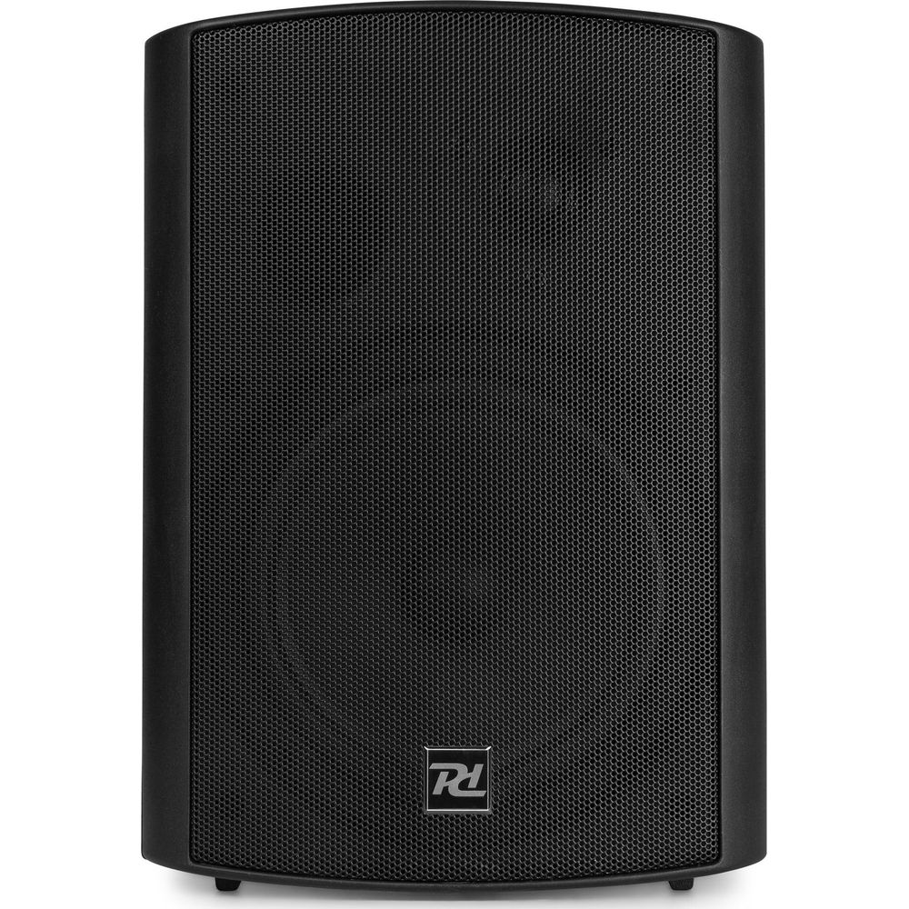 Un altavoz negro con rejilla y un logo en la parte inferior.