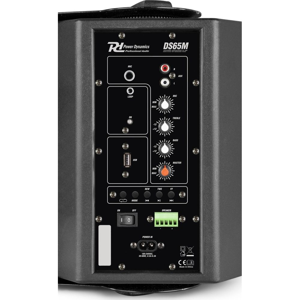 Parte trasera de un altavoz negro con puertos y controles. Incluye entradas de micro, USB y alimentación.