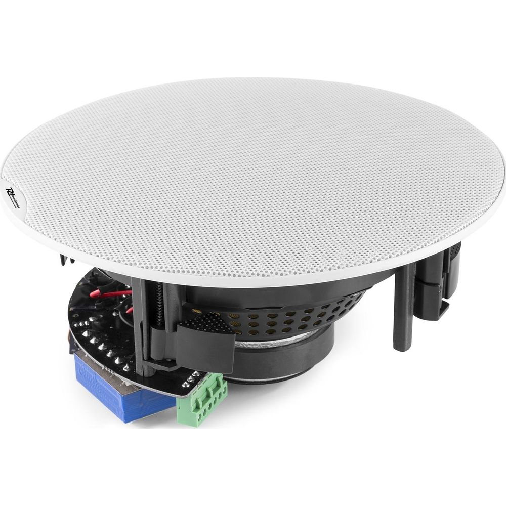 Un altavoz redondo blanco para techo con cesta negra y conectores.
