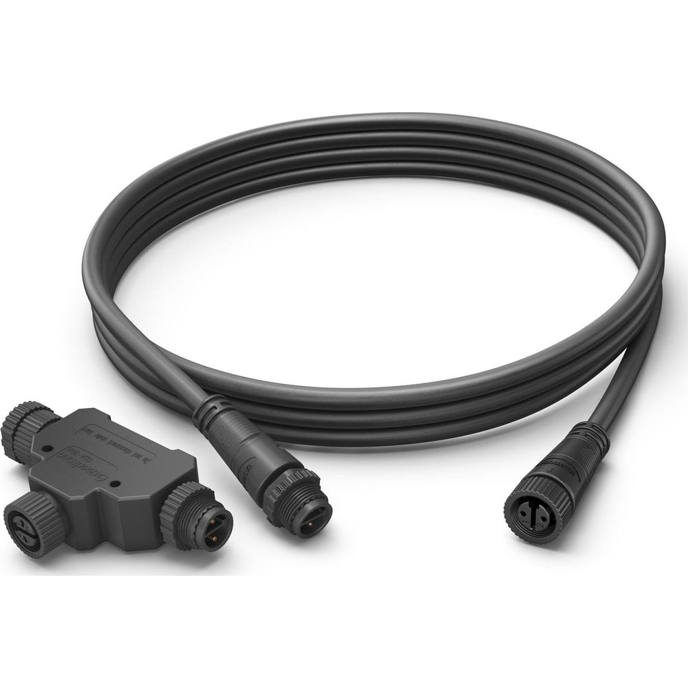 Schwarzes Kabel mit einem 3-Wege-Verteiler und zwei Steckern auf weißem Hintergrund.