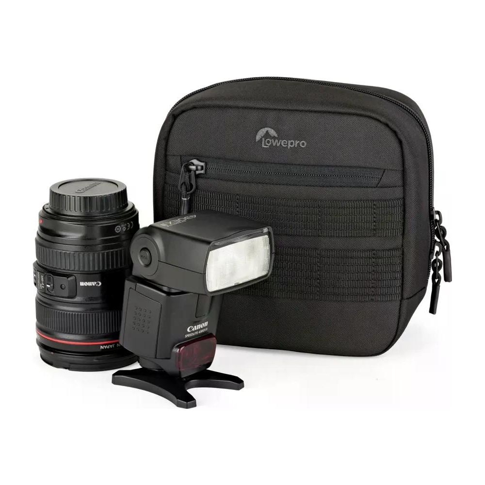 Ein Canon-Objektiv, Blitz und eine schwarze Tasche.