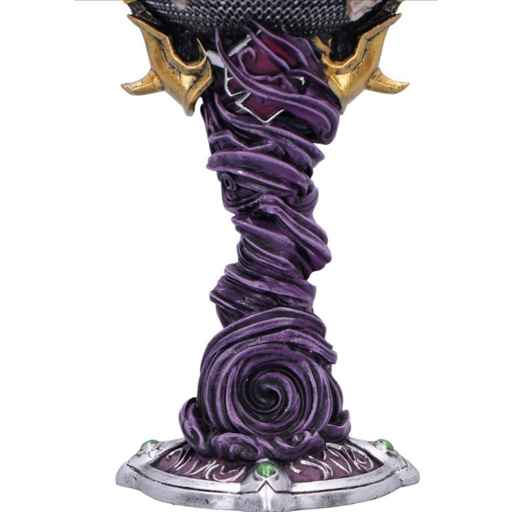 Ein detailreicher Kelchfuß mit violetten, wirbelnden Ornamenten und goldenen Akzenten.