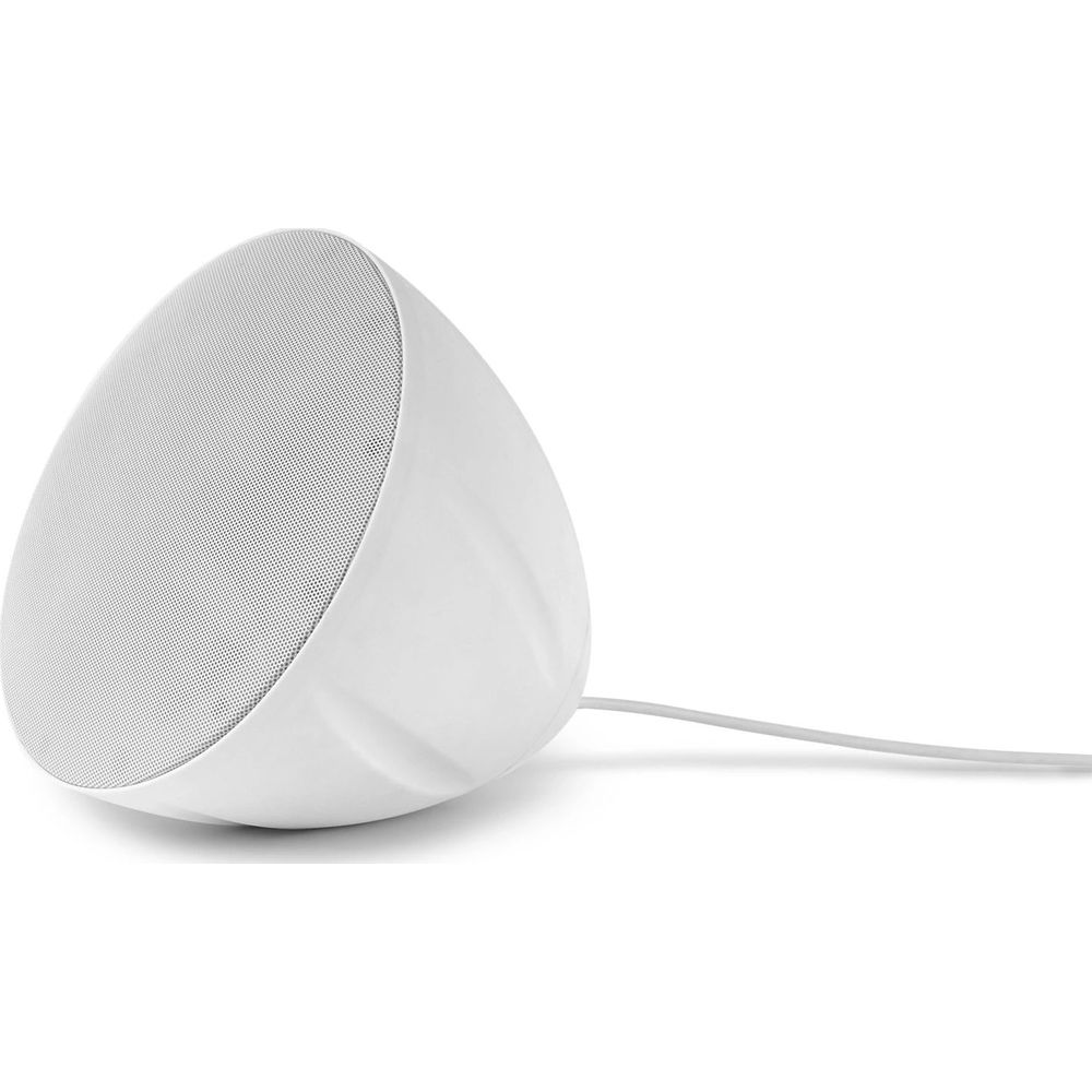 Un altavoz blanco con rejilla de malla y cable sobre fondo blanco.