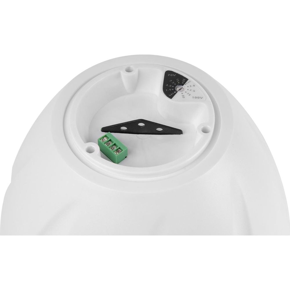 Primer plano de un altavoz blanco con bloque de terminales y selector.