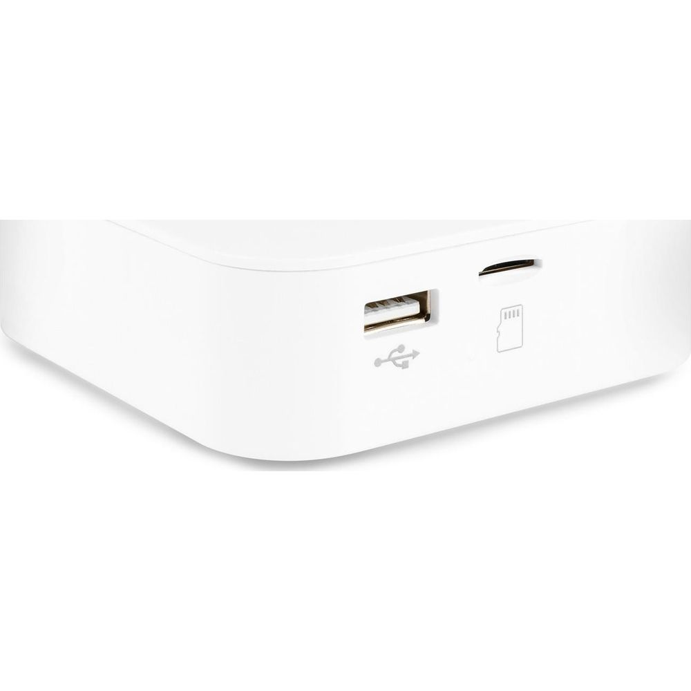 Ein weißes Gerät mit USB-Anschluss und SD-Kartensteckplatz.