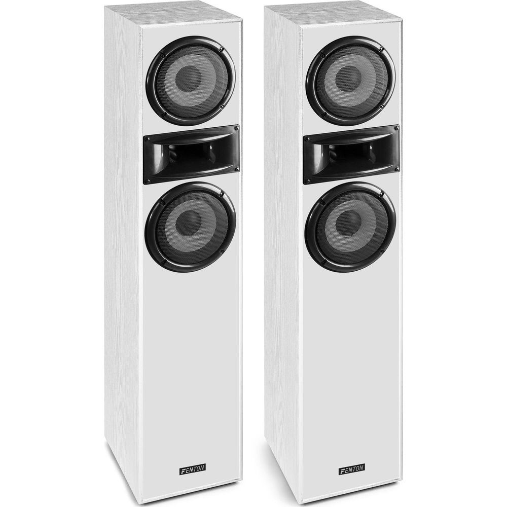 Dos altavoces blancos de pie con altavoces negros y logo Fenton.