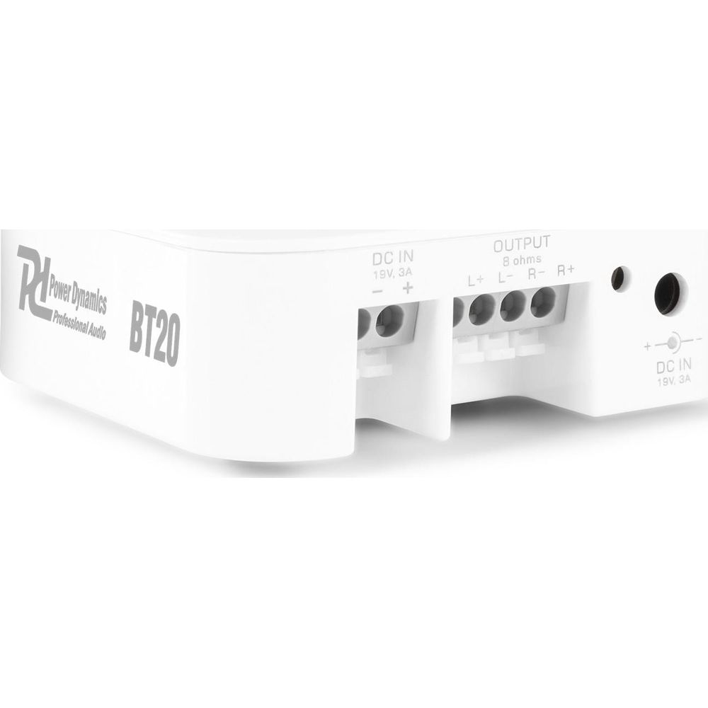Weißes Audiogerät mit 'Power Dynamics BT20' Logo. Zeigt DC IN und OUTPUT Anschlüsse.