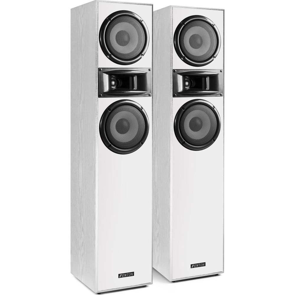 Dos altavoces blancos con conos negros, vistos de frente.