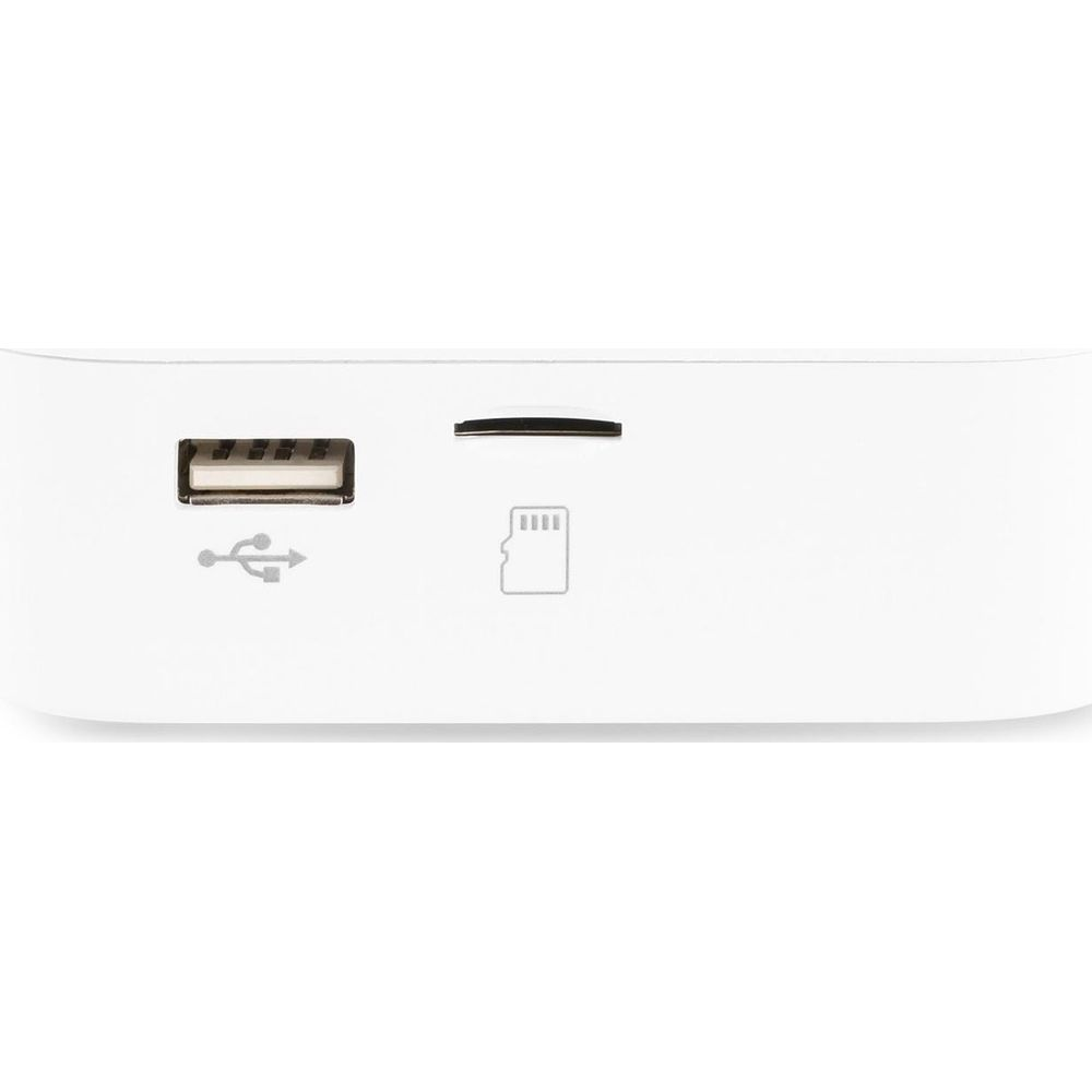 Ein USB-Anschluss und ein SD-Kartensteckplatz auf weißem Gehäuse.