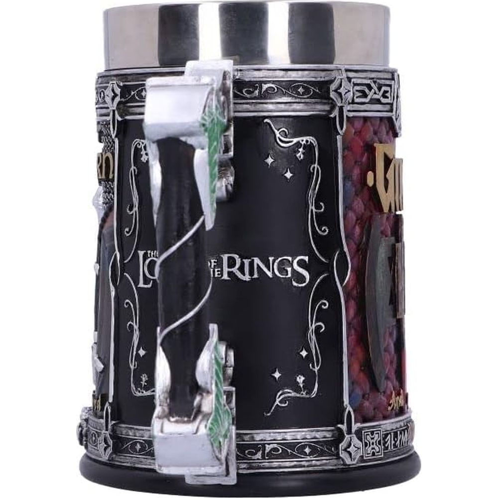Zwarte mok met "The Rings" tekst en figuren. Zilveren handvat.