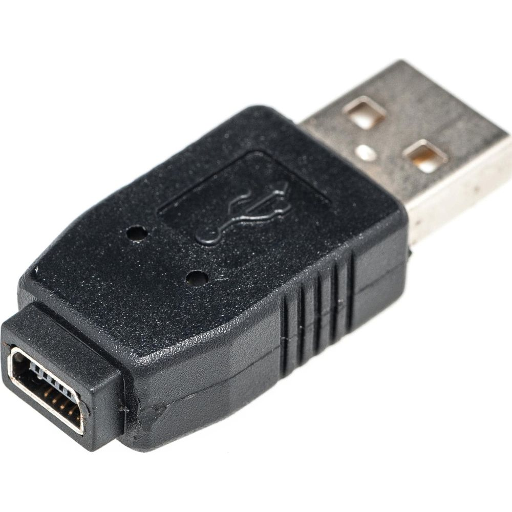 Un adattatore USB nero con spina USB maschio e porta mini-USB femmina.