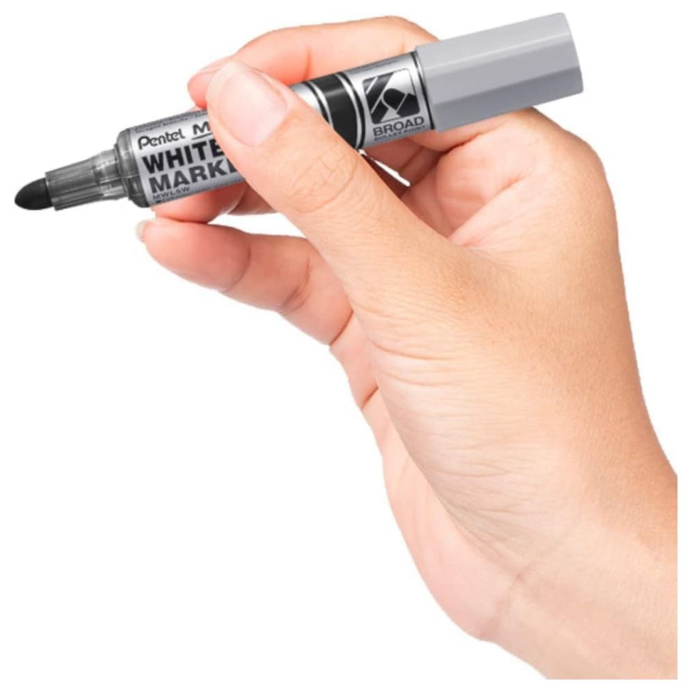 Eine Hand hält einen grauen Permanentmarker mit der Aufschrift Pentel.