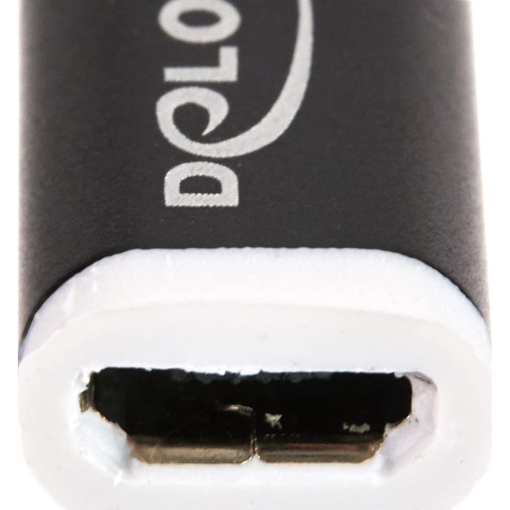 Zbliżenie czarnego adaptera z białym brzegiem i portem HDMI.