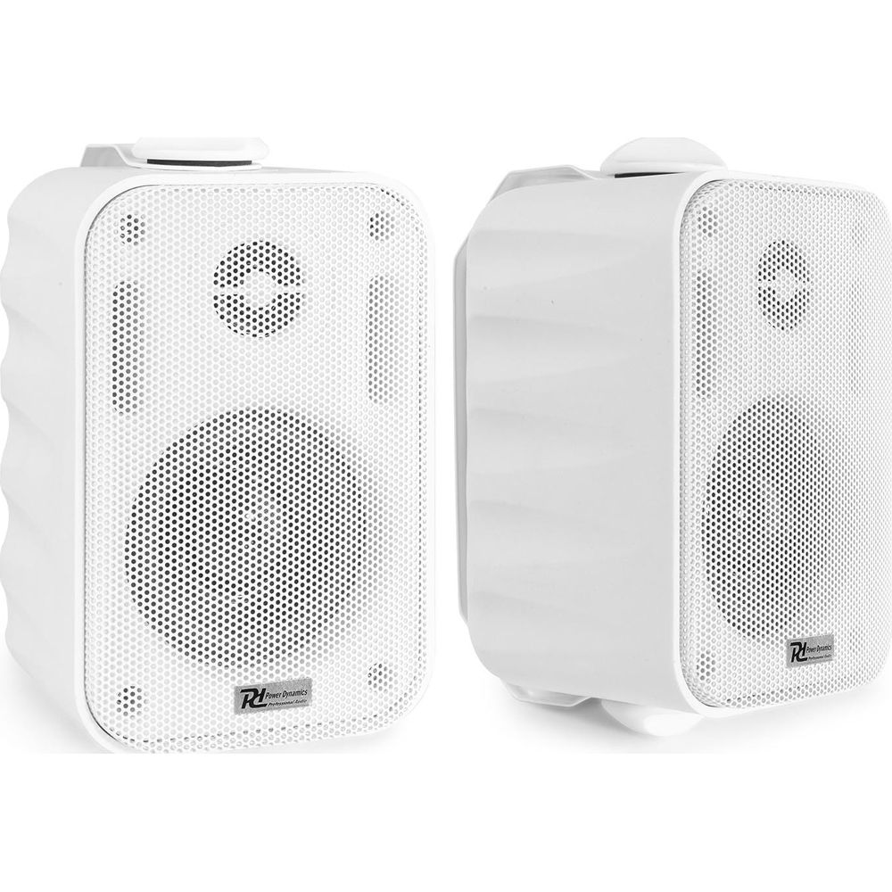 Dos altavoces blancos con frente de rejilla, uno de frente, el otro de lado.
