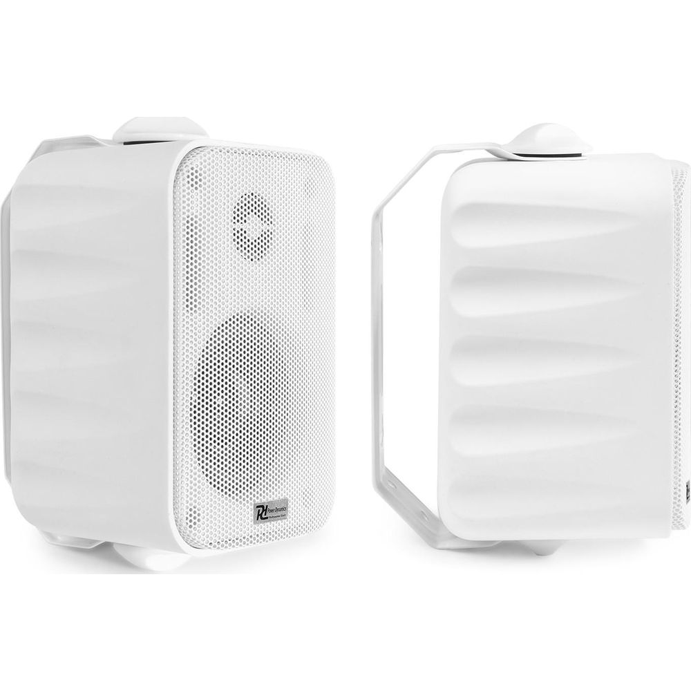 Dos altavoces blancos con soportes de montaje, sobre fondo blanco.