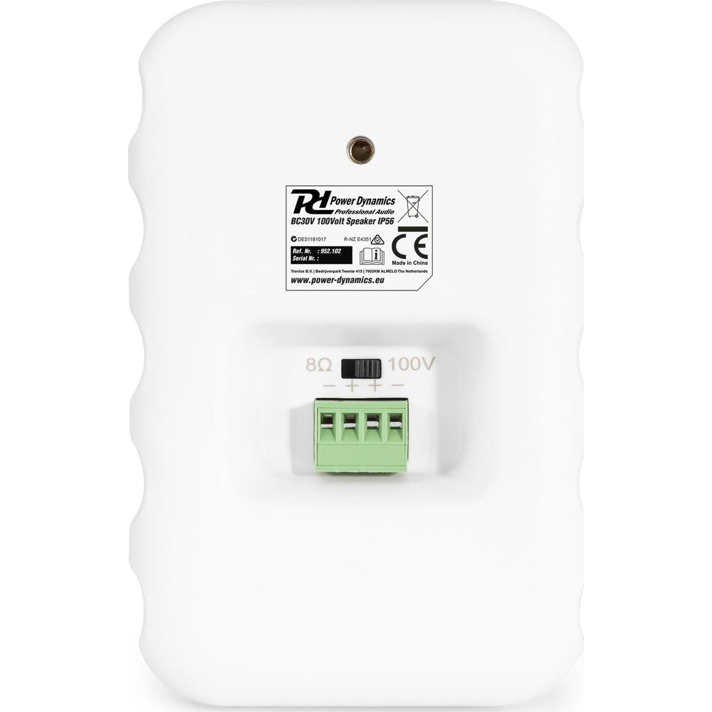 Parte trasera blanca de altavoz con etiqueta y conector de 8 ohmios/100V.