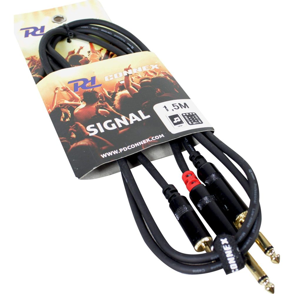 Un cable de señal de 1.5m con dos conectores jack y dos RCA sobre fondo de multitud.