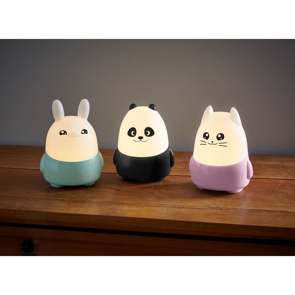 Trois veilleuses en forme de lapin, panda et chat sur une table en bois.