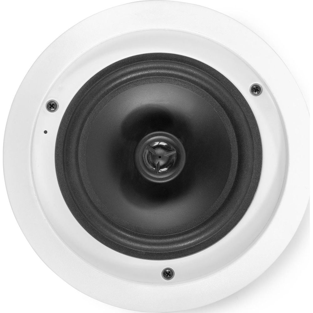 Altavoz blanco empotrado en techo con cono y tweeter negros.