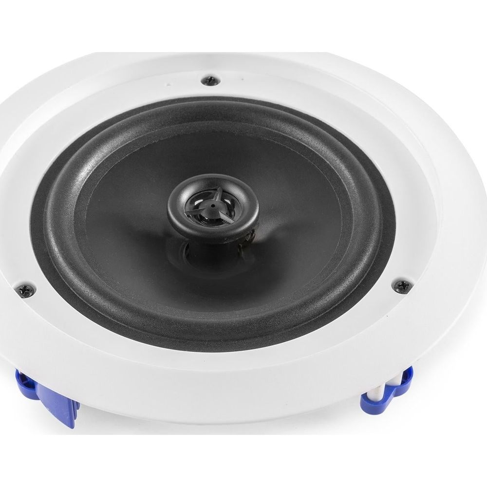 Primer plano de un altavoz blanco empotrado con cono y tweeter negros.