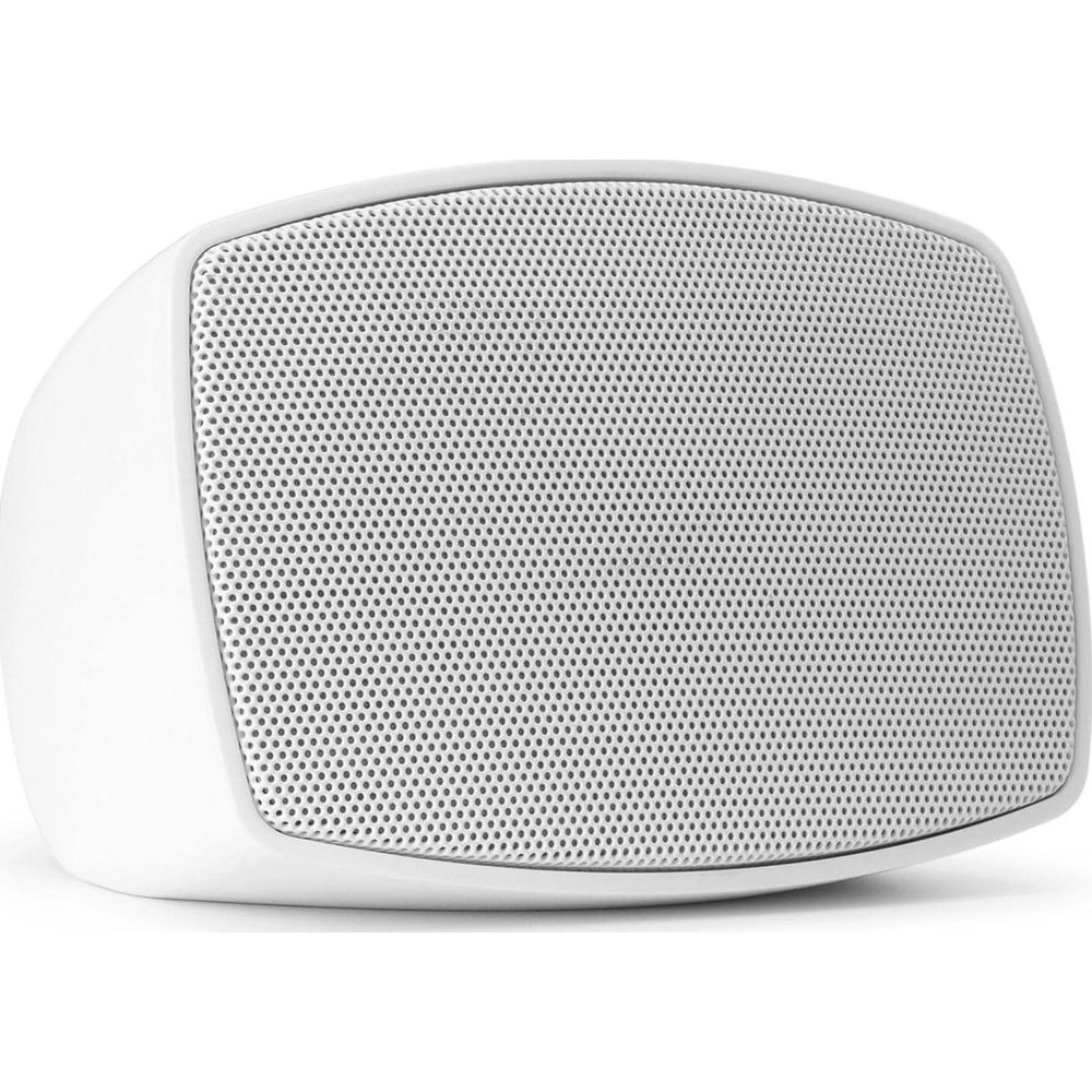 Un altavoz blanco con rejilla perforada está aislado sobre fondo blanco.