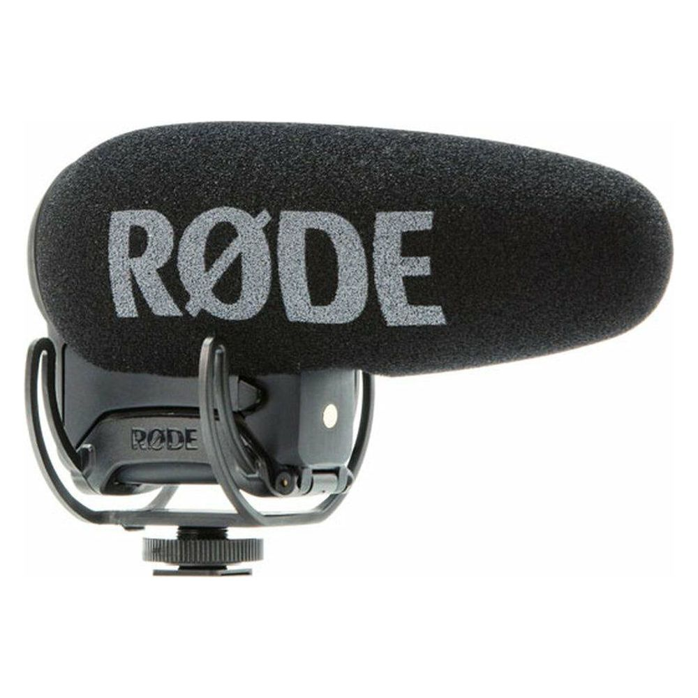 Czarny mikrofon Rode z osłoną przeciwwiatrową i uchwytem, białe tło.
