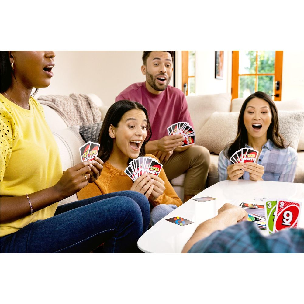 Quatre personnes jouent à UNO. Elles tiennent des cartes et ont l'air surprises.