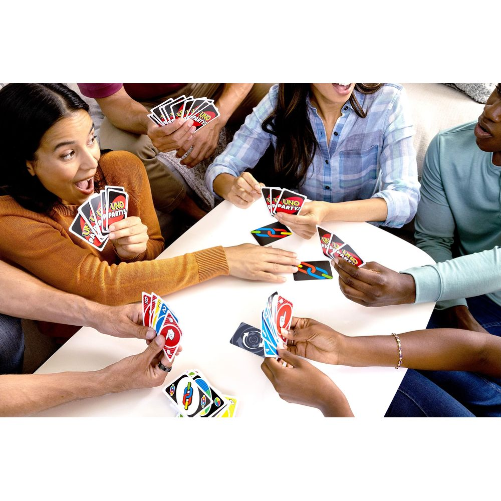 Des gens jouent à UNO Party à une table, tenant et plaçant des cartes.