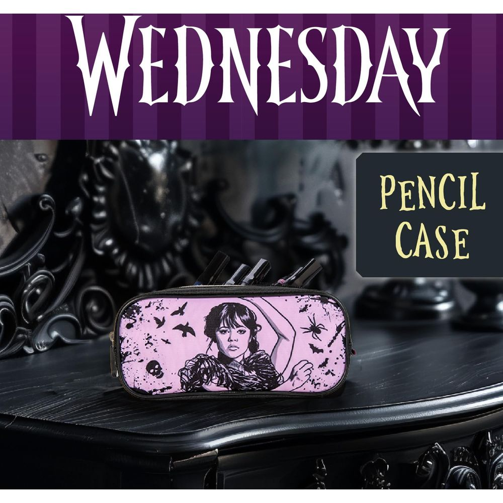 Ein rosa Federmäppchen mit Wednesday Addams und Spinnen, auf einem schwarzen Tisch.