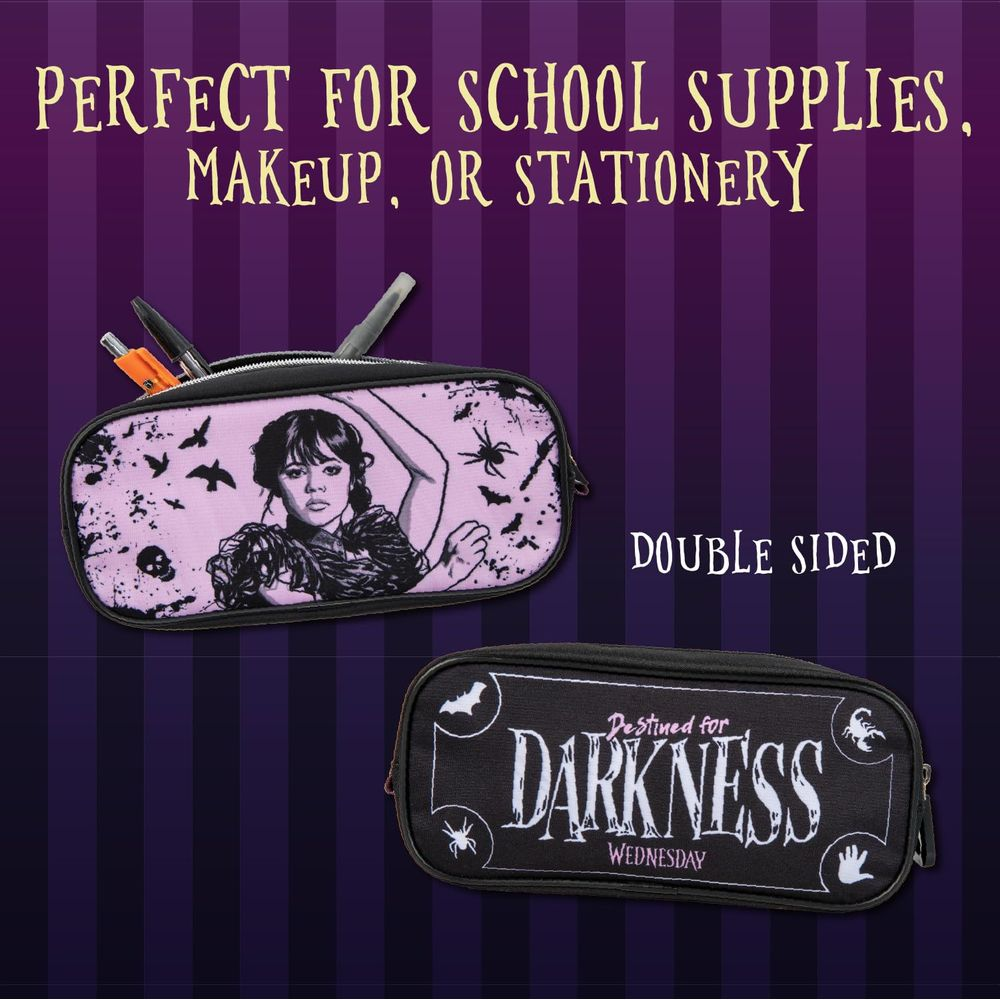 Zwei Federmäppchen, eins mit Wednesday Addams, eins mit 'Destined for Darkness'.
