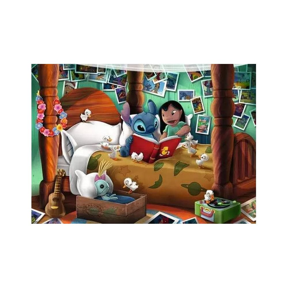 Stitch e Lilo leggono un libro a letto, circondati da paperelle e foto.