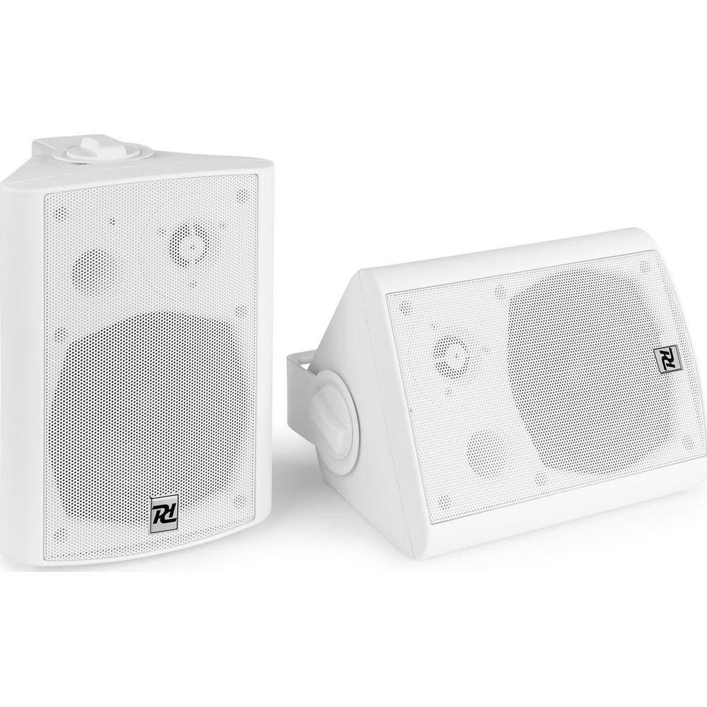 Dos altavoces blancos de pared con logos negros se muestran sobre fondo blanco.