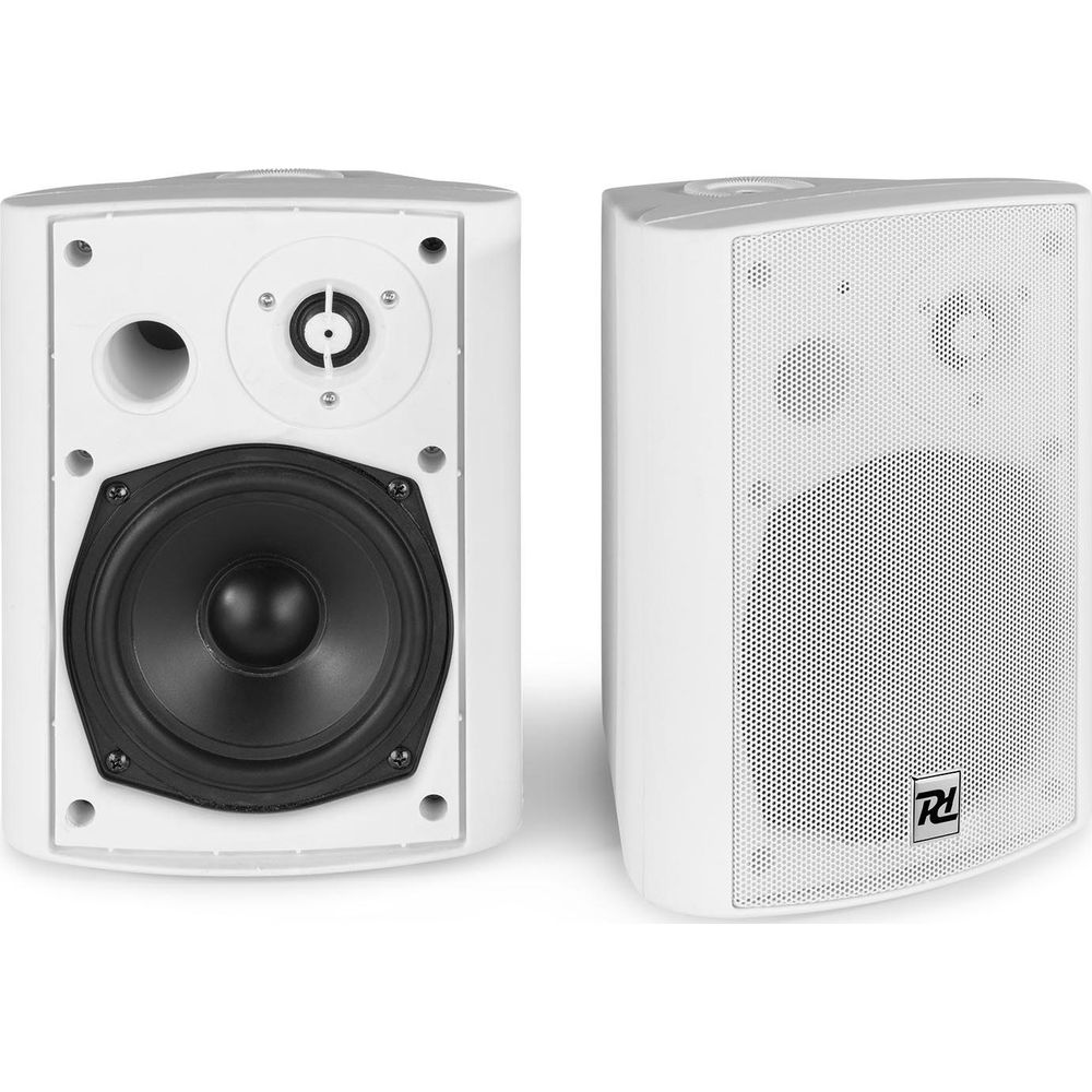 Dos altavoces blancos para exteriores. Uno muestra altavoz, tweeter y puerto. El otro muestra rejilla con logo.